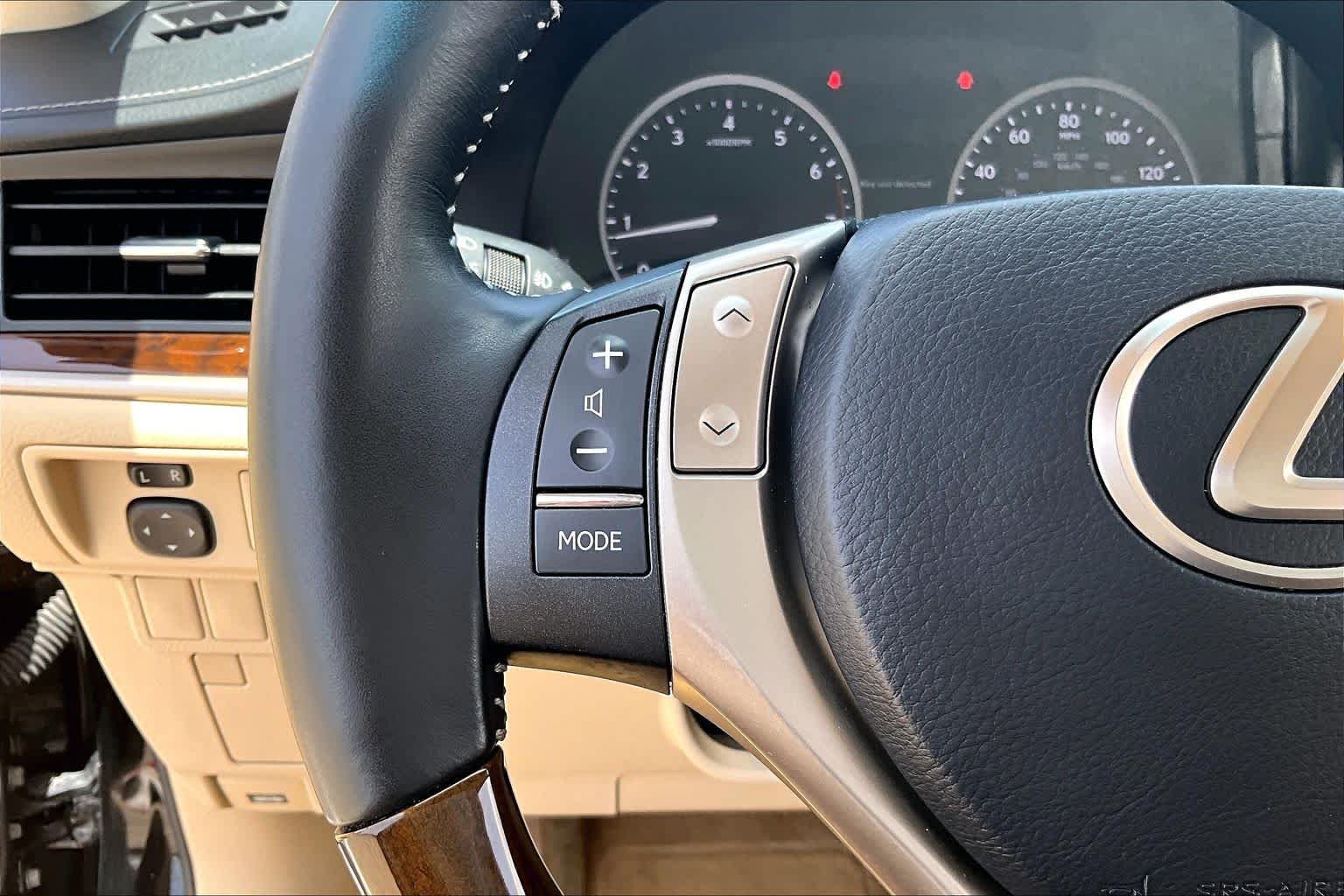 Used 2014 Obsidian Lexus  image 21