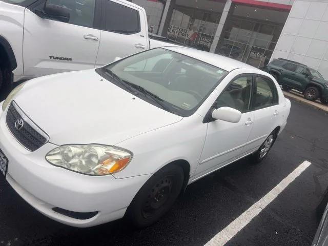 Used 2005  Toyota LE image 2