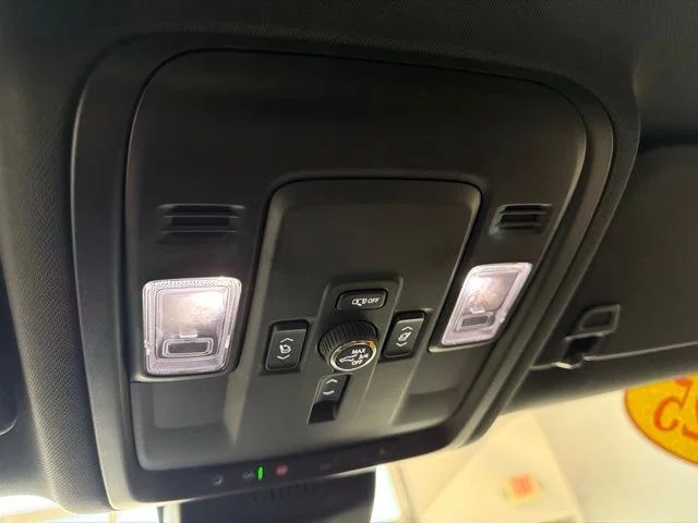 Used 2025 White GMC Elevation image 14