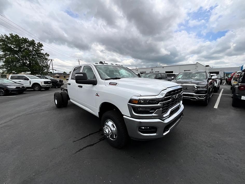 New 2026 Bright White Clear-Coat Exterior Paint RAM Tradesman image 3