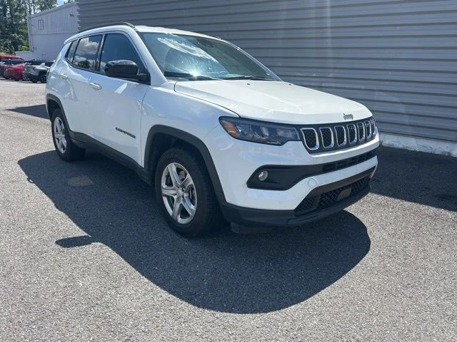 Used 2024 White Jeep Latitude image 3