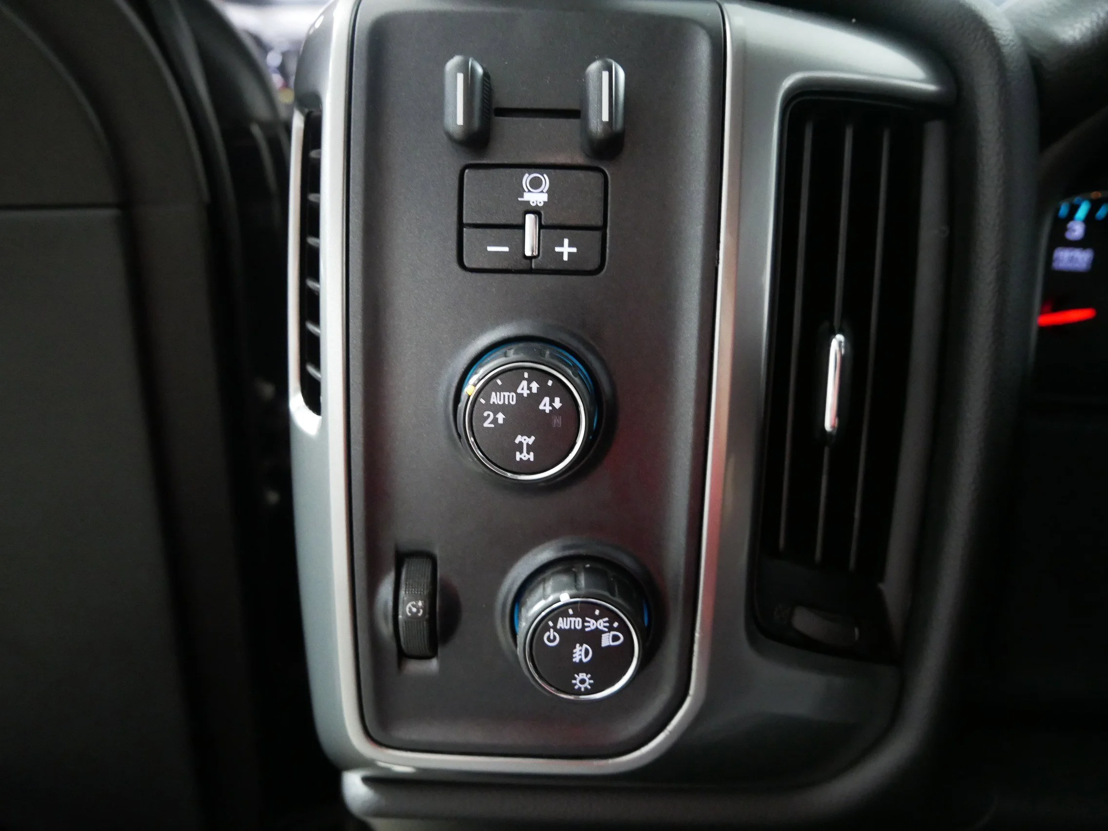 Used 2015 Brownstone Metallic Chevrolet LT image 26