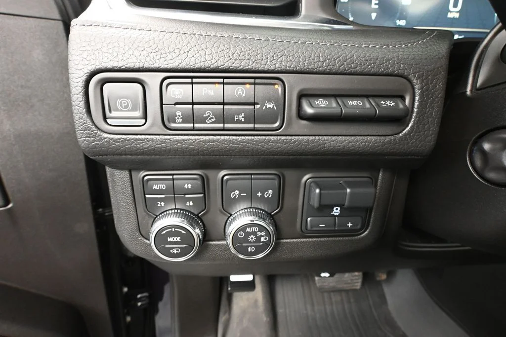 2023 GMC Yukon Denali - Photo 38