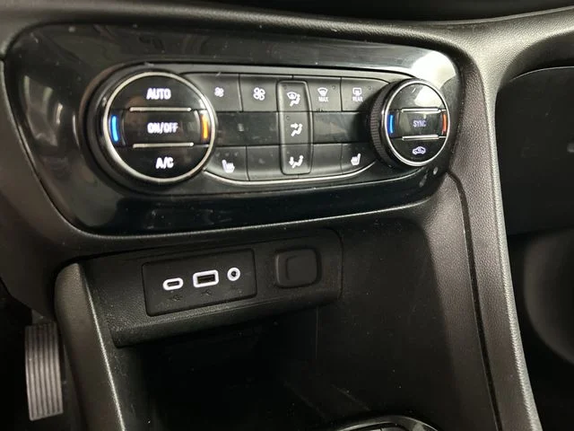 Used 2022 Red Buick Essence image 18