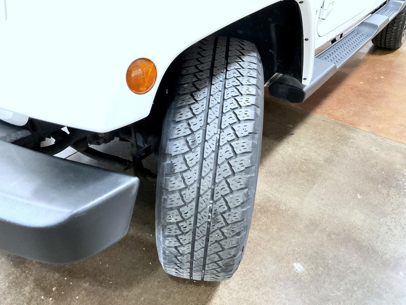 Used 2017 White Jeep Unlimited Sahara image 23