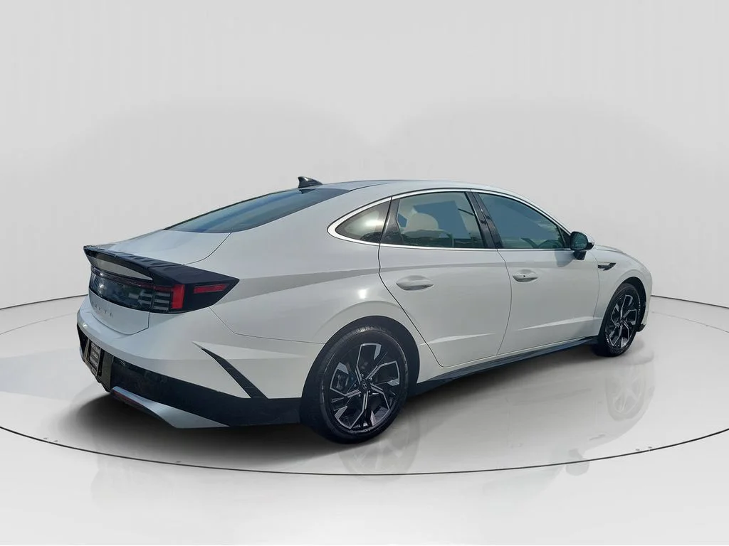 Used 2024 White Hyundai SEL image 7