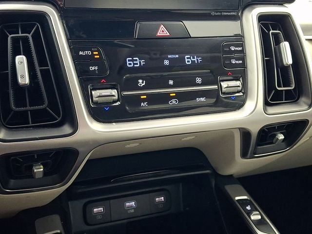 Used 2021 White Kia S image 18