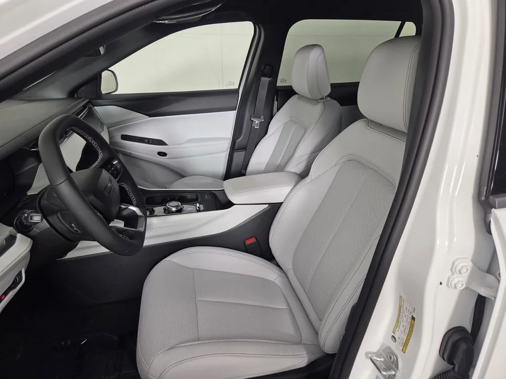 New 2026 Bright White Clear-Coat Exterior Paint Jeep Limited image 9
