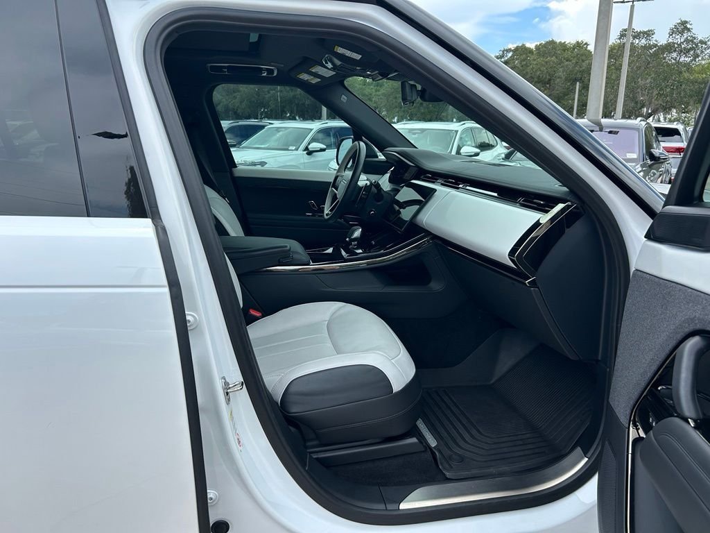 Used 2024 White Land Rover Dynamic SE image 37