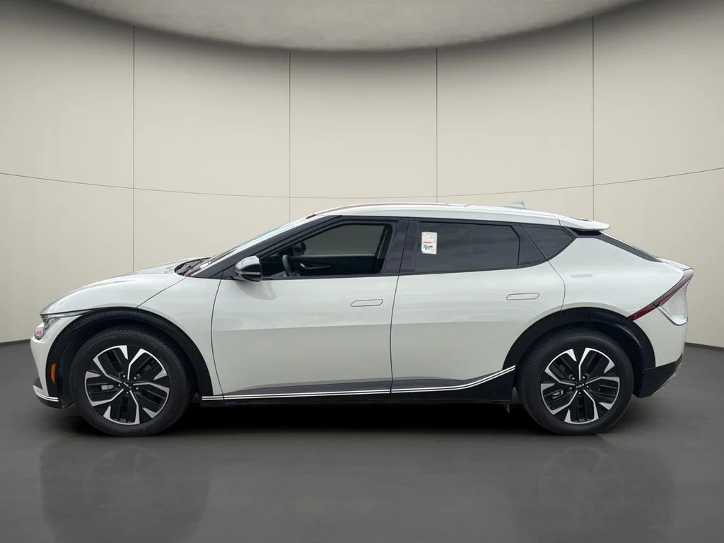 Used 2023 White Kia Wind image 4