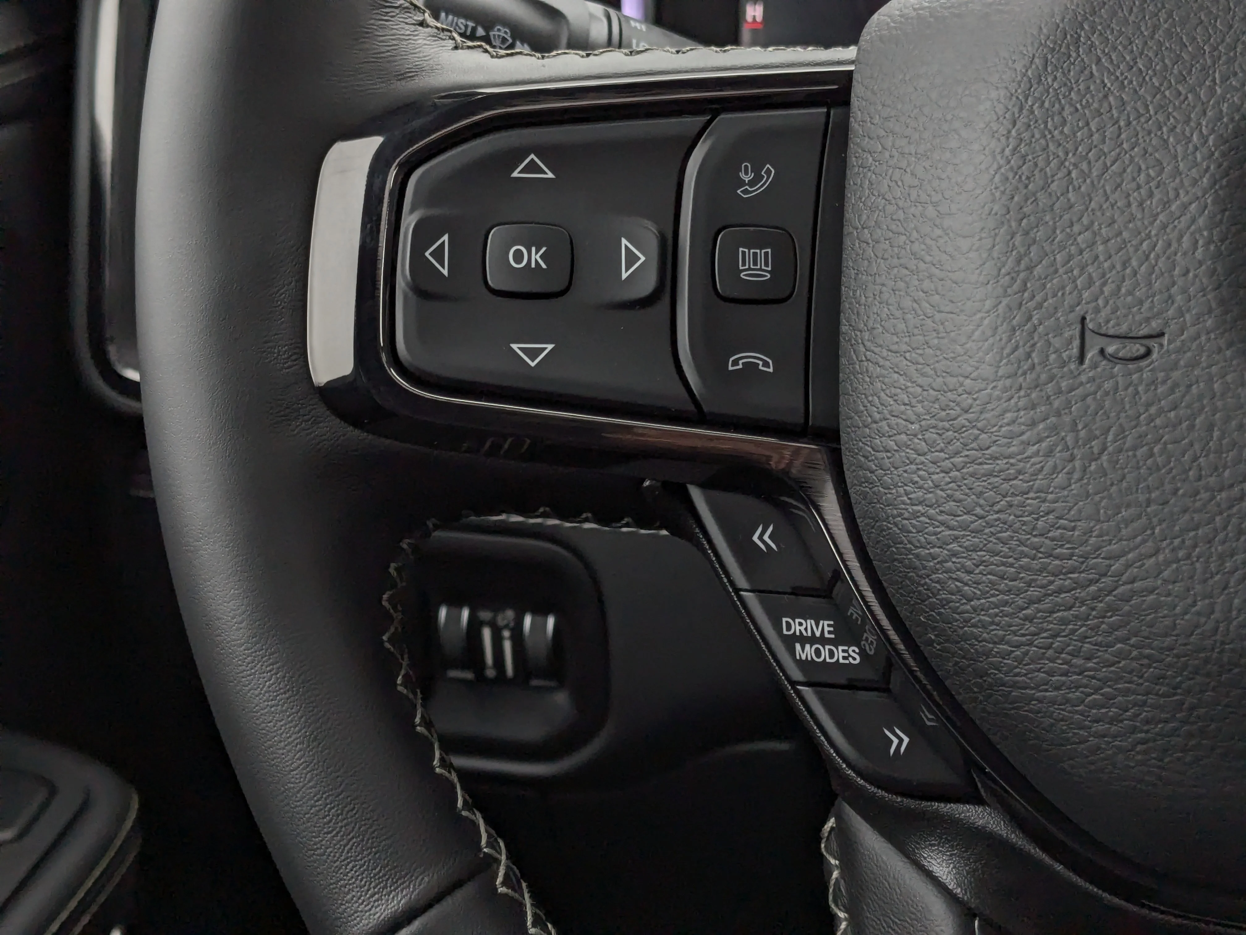 New 2026 Black RAM Limited - PANO SUNROOF - HEADS UP DISPLAY - RAMBOX CARGO & TONS MORE! image 18