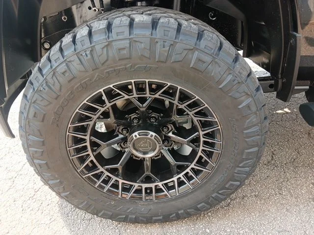 New 2026 Diamond Black Crystal Pearl-Coat Exterior Paint RAM Tradesman image 61