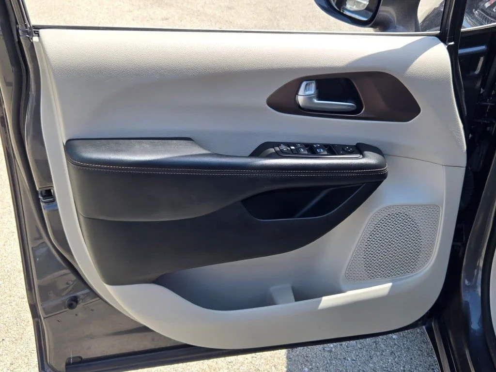 Used 2018 Gray Chrysler Touring Plus image 18