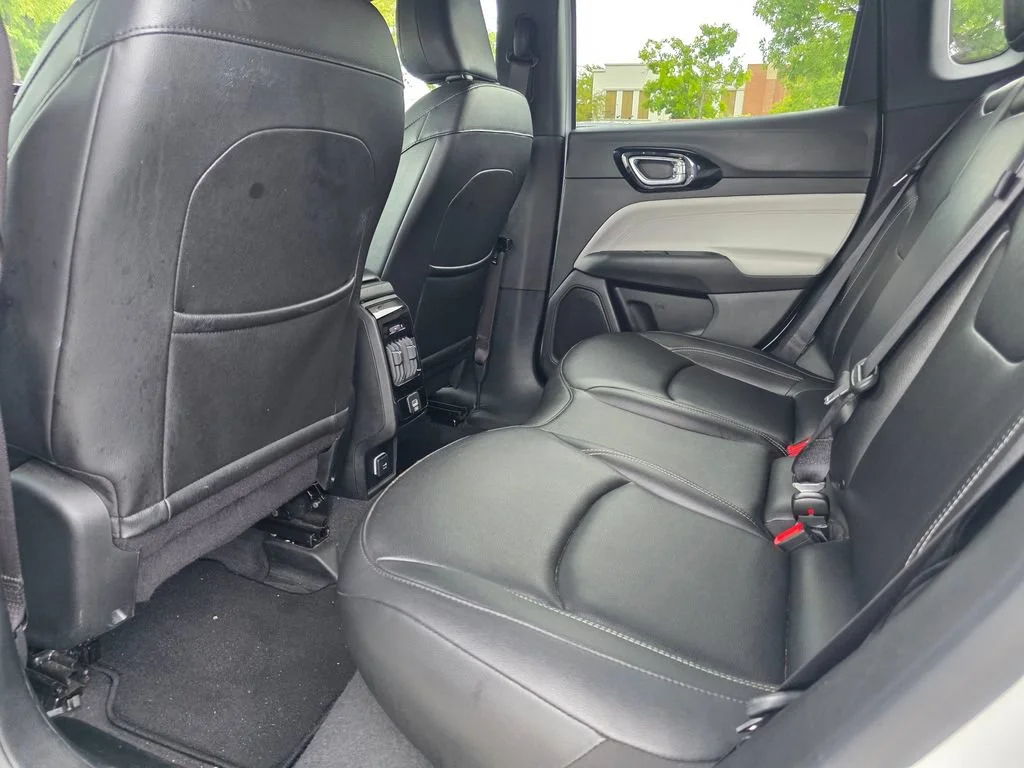 Used 2025 White Jeep Limited 4x4 image 27