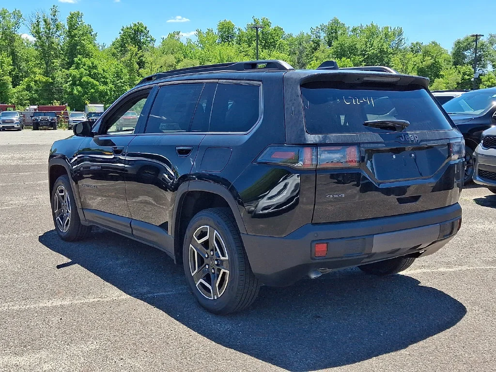 New 2026 Diamond Black Crystal Pearl-Coat Exterior Paint Jeep Limited image 6