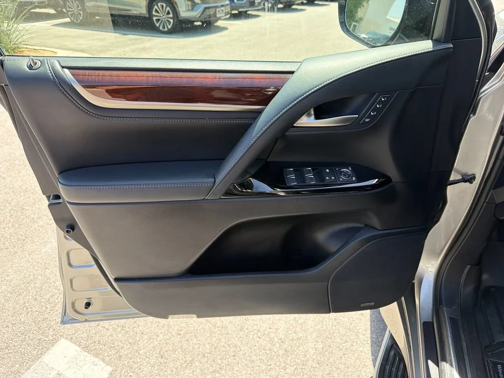 Used 2017  Lexus LX 570 image 21