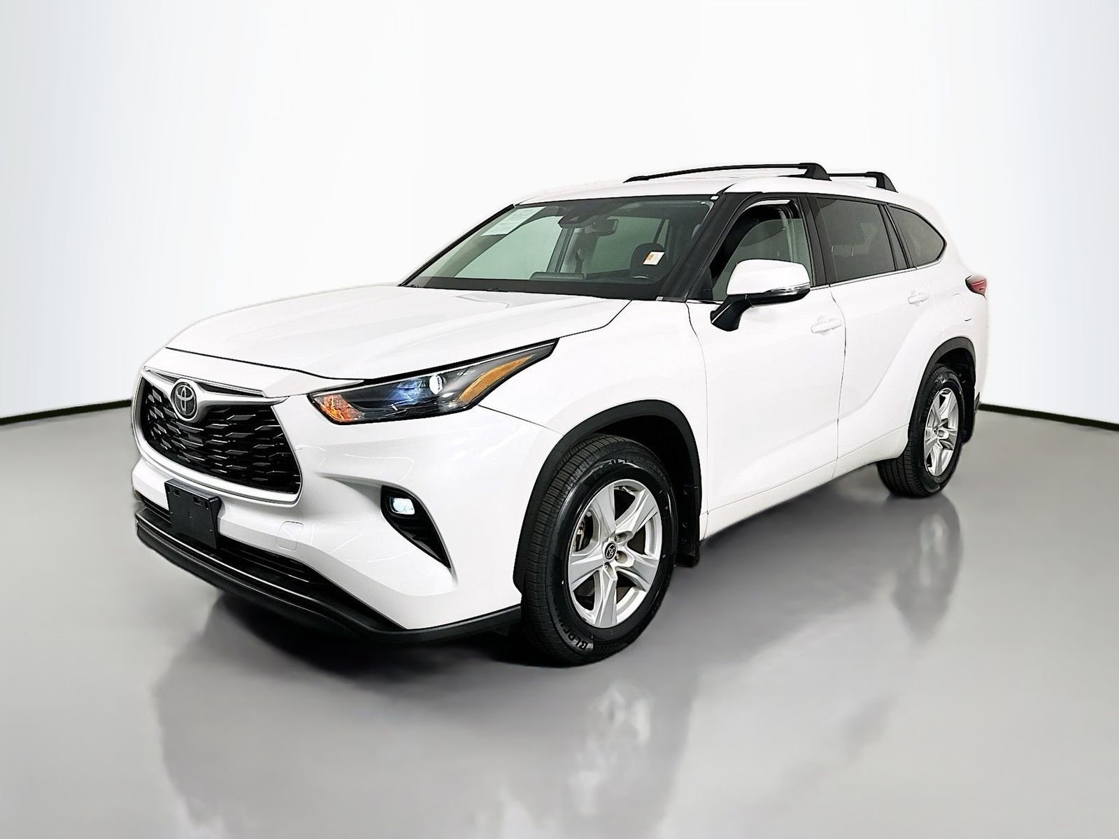 Used 2022 Pearl Toyota LE image 4