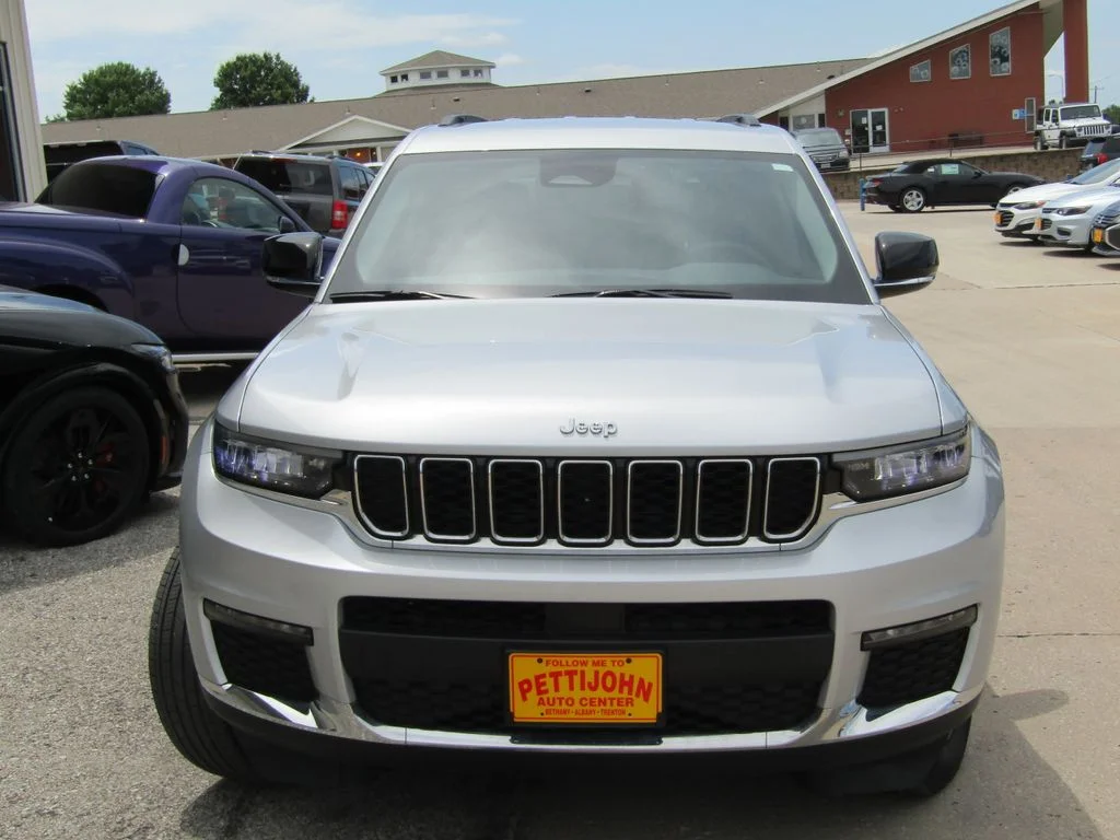 Used 2023 Silver Jeep Limited image 13