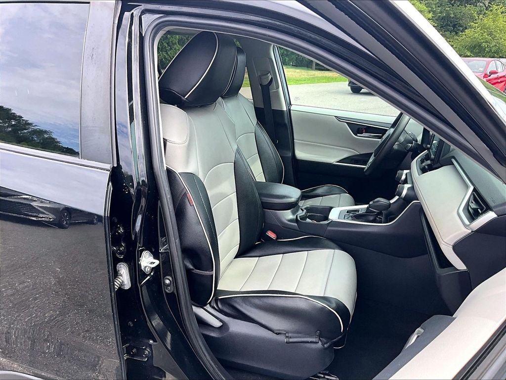Used 2019 Black Toyota XLE image 9