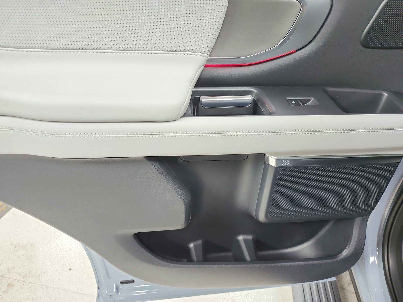 New 2027 Glacier Gray Metallic Tri-Coat Ford Platinum image 45
