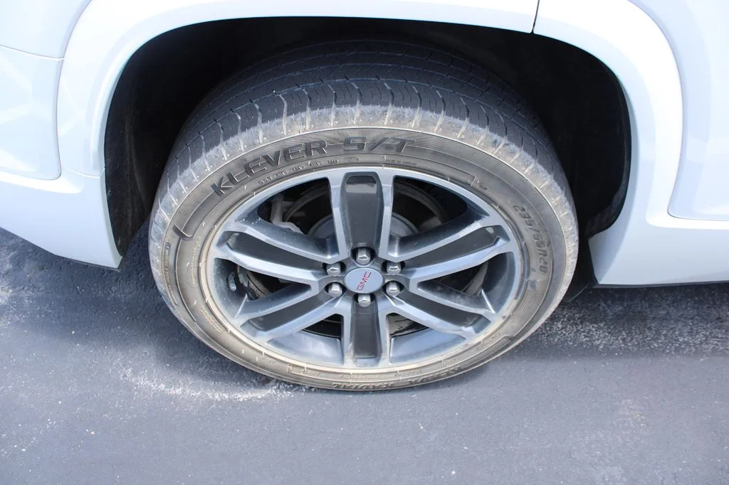 Used 2019 White Frost Tri-Coat GMC Denali image 4