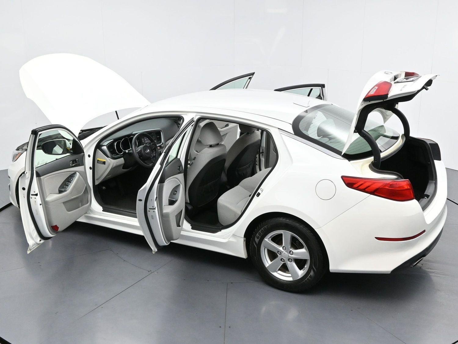 Used 2015 Snow White Pearl Kia LX image 41