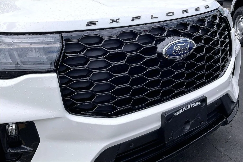 New 2026 Star White Metallic Tri-Coat Ford ST-Line image 31