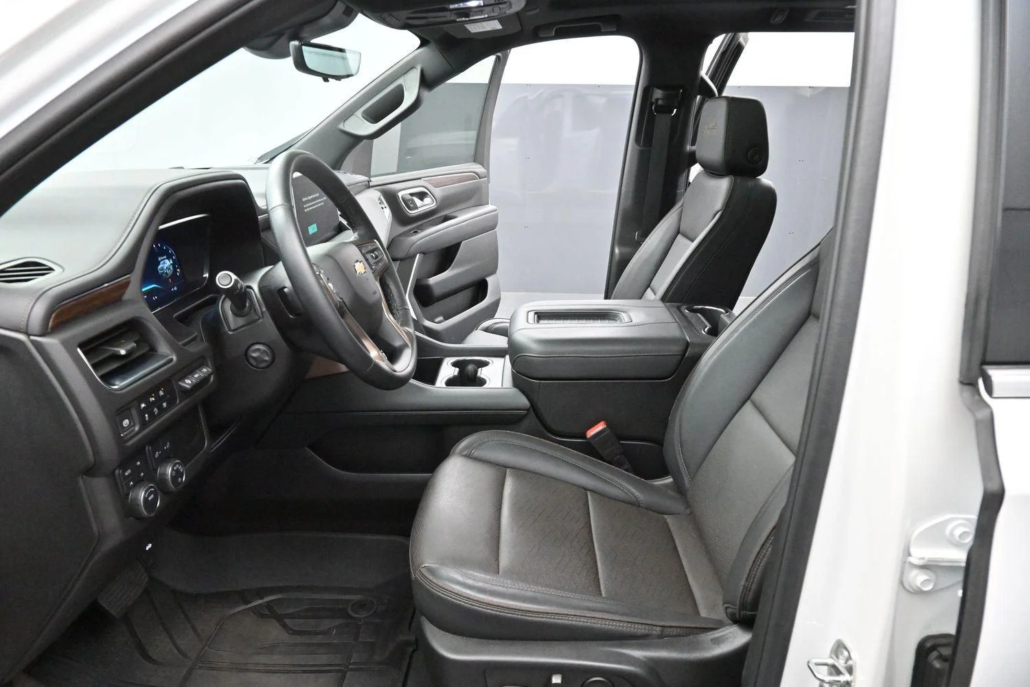 Used 2024 Iridescent Pearl Tricoat Chevrolet High Country image 12