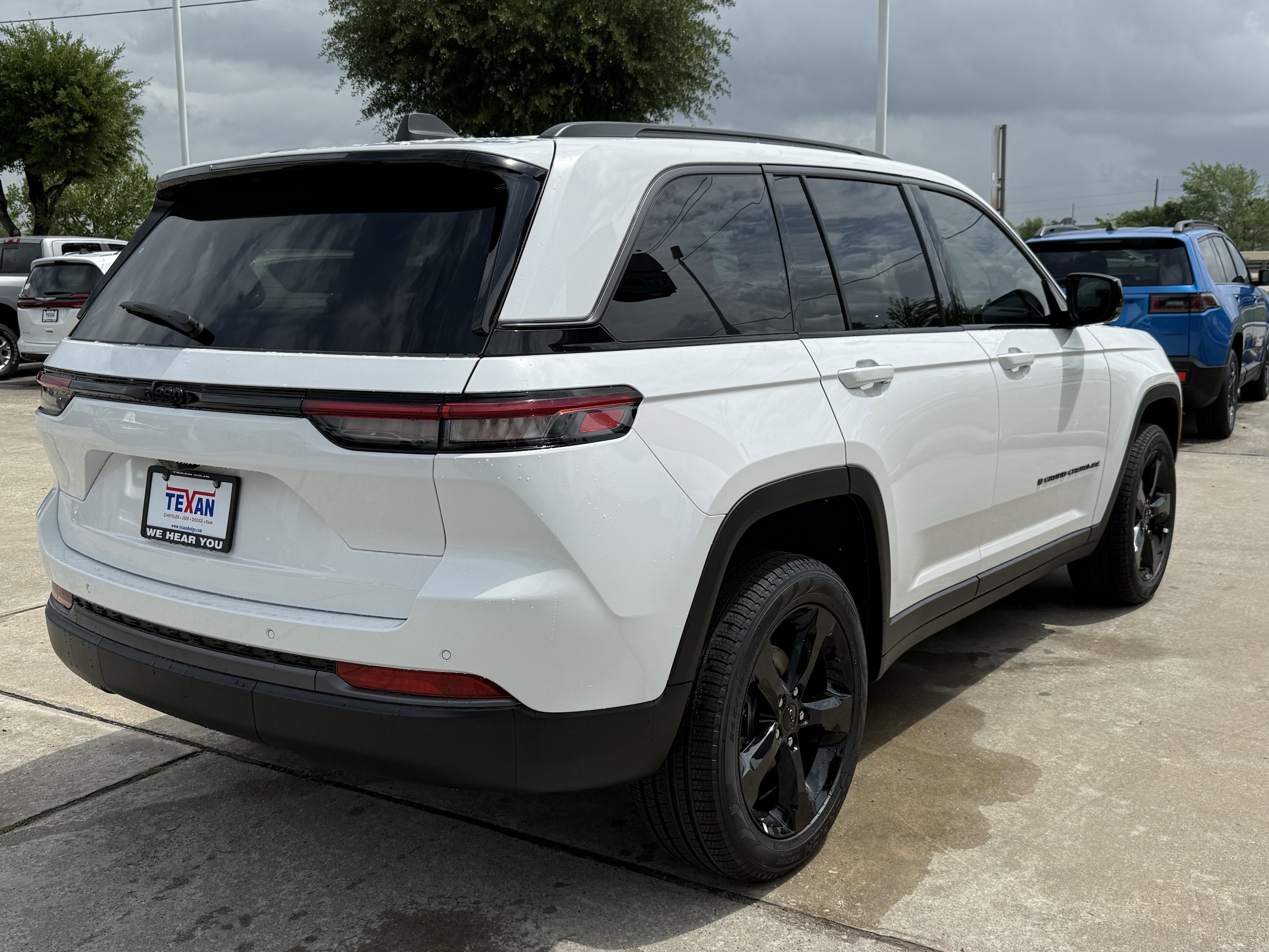 New 2026 Bright White Clear-Coat Exterior Paint Jeep Limited image 4