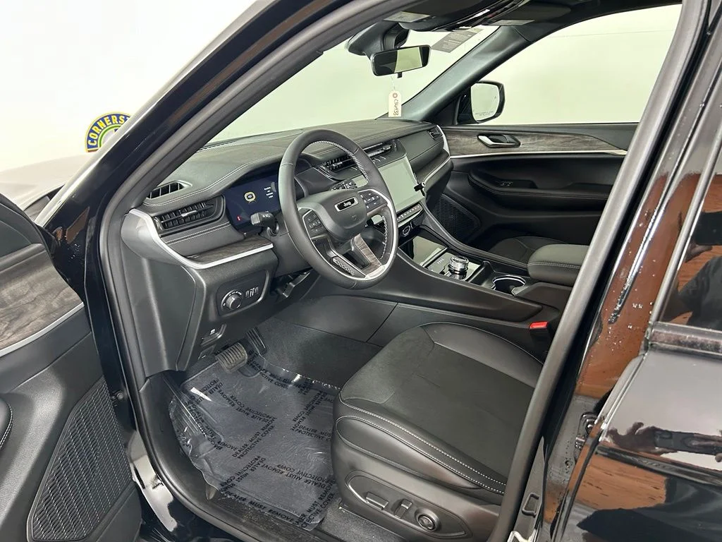 New 2026 Diamond Black Crystal Pearlcoat Jeep Altitude image 6