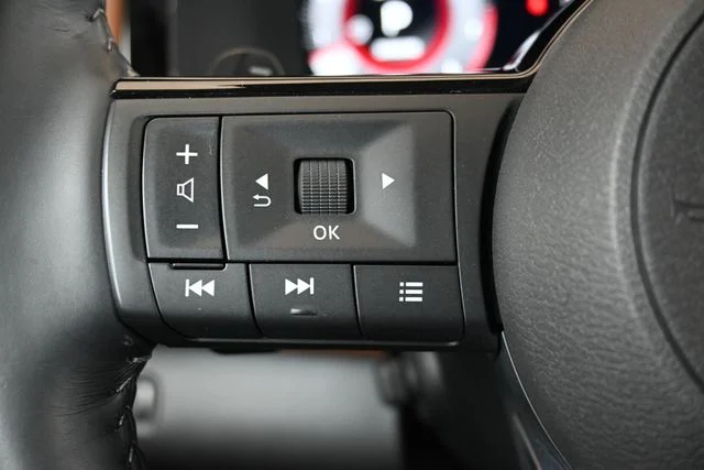 Used 2025 White Nissan Platinum image 28