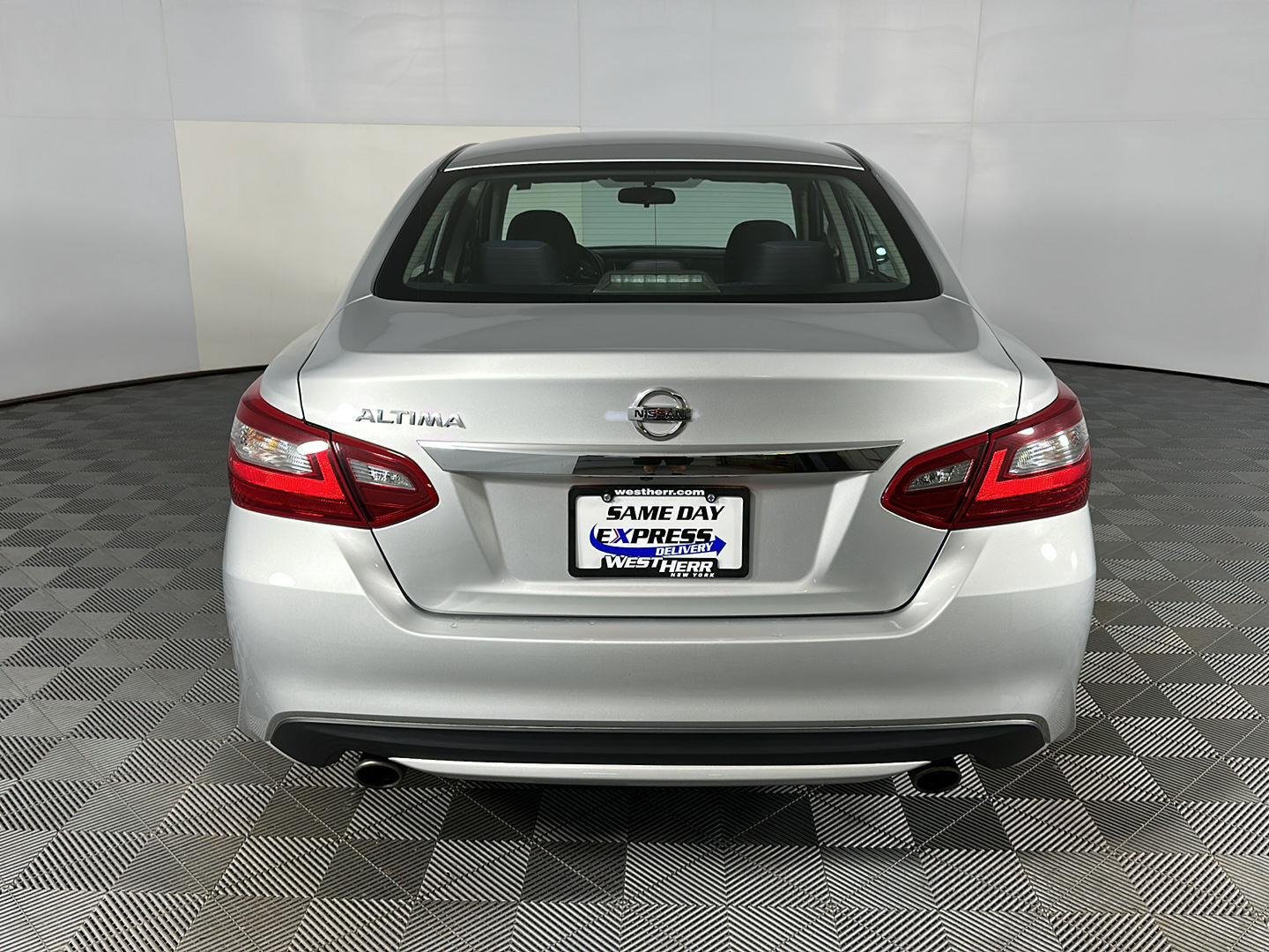 Used 2018 Brilliant Silver Nissan 2.5 S image 23