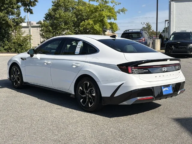 Used 2025 White Hyundai SEL image 11
