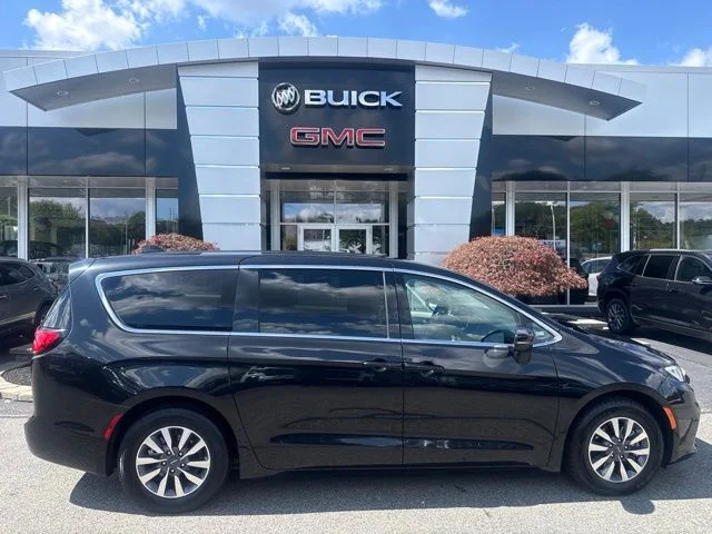 Used 2023 Black Chrysler Touring L image 39