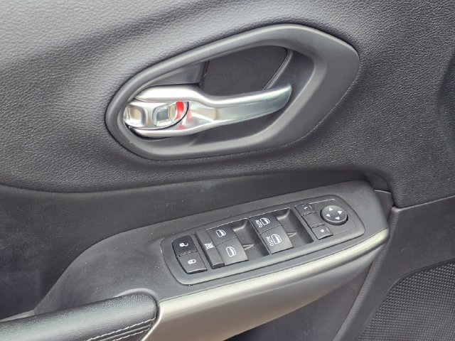 Used 2020 Bright White Clearcoat Jeep Latitude image 32