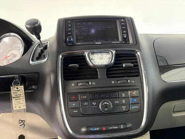 Used 2013 White Chrysler Touring image 19