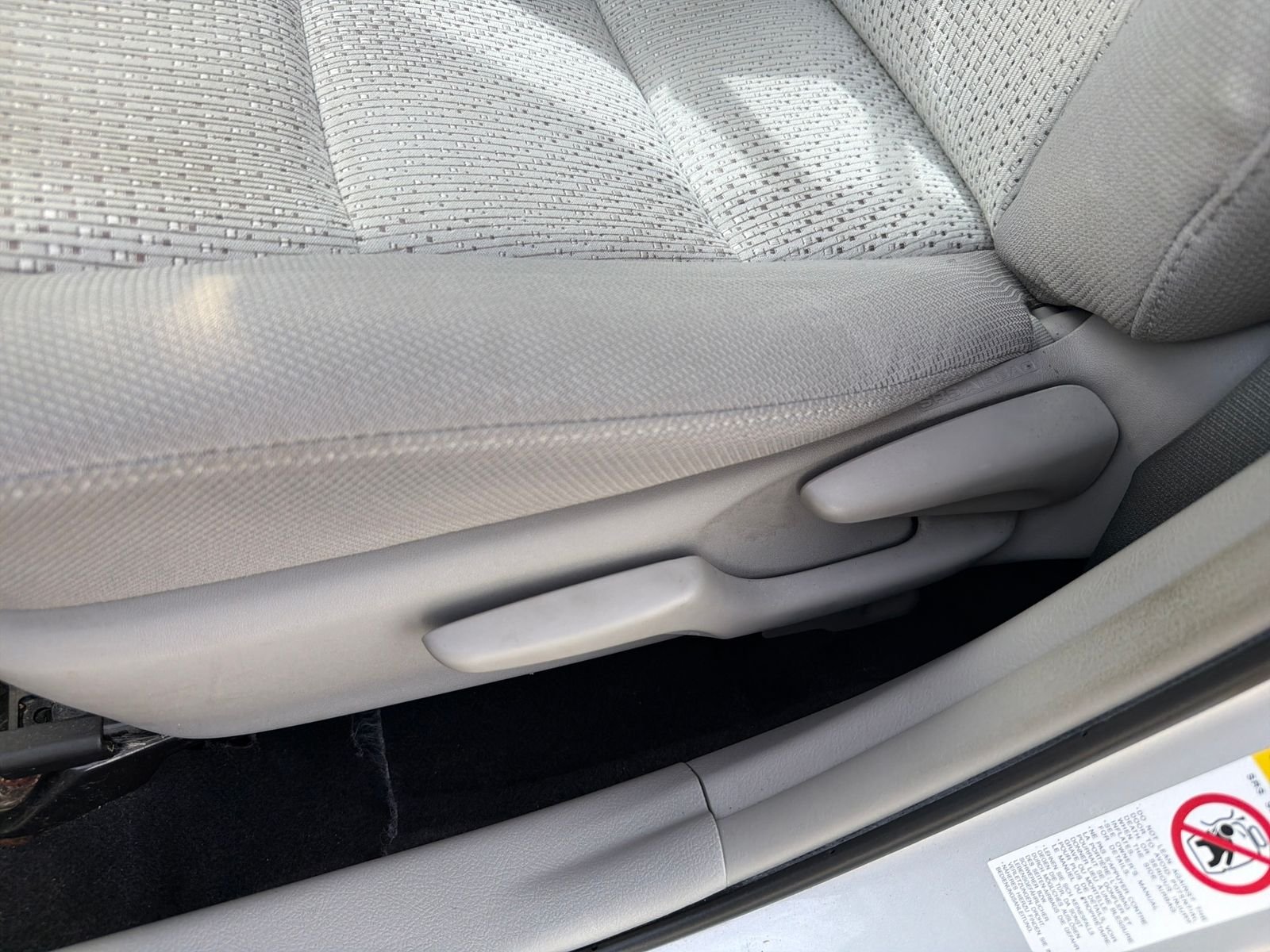 Used 2014 Silver Toyota LE image 27