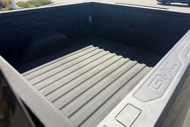 Used 2025 Onyx Black GMC Elevation image 26