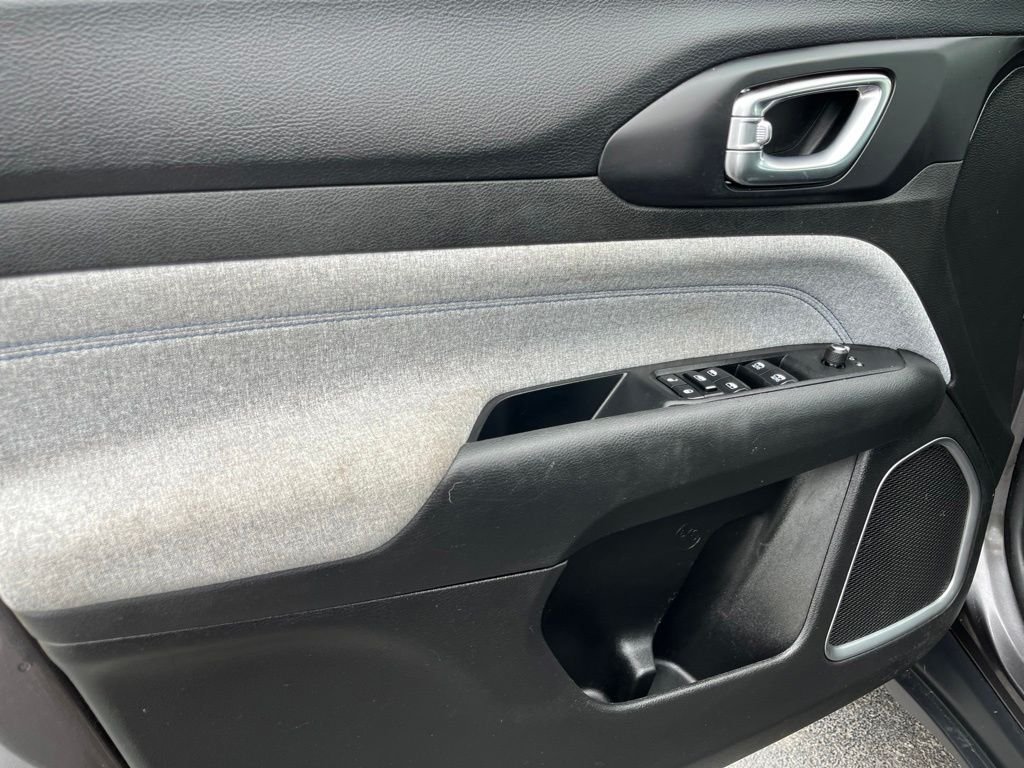 Used 2022 Crystal Metallic Jeep Latitude image 21