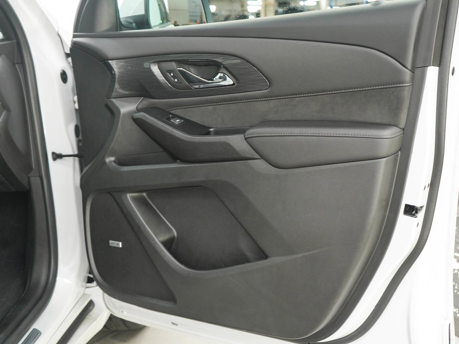 Used 2023 IRIDESCENT PEARL TRICOAT Chevrolet High Country image 9