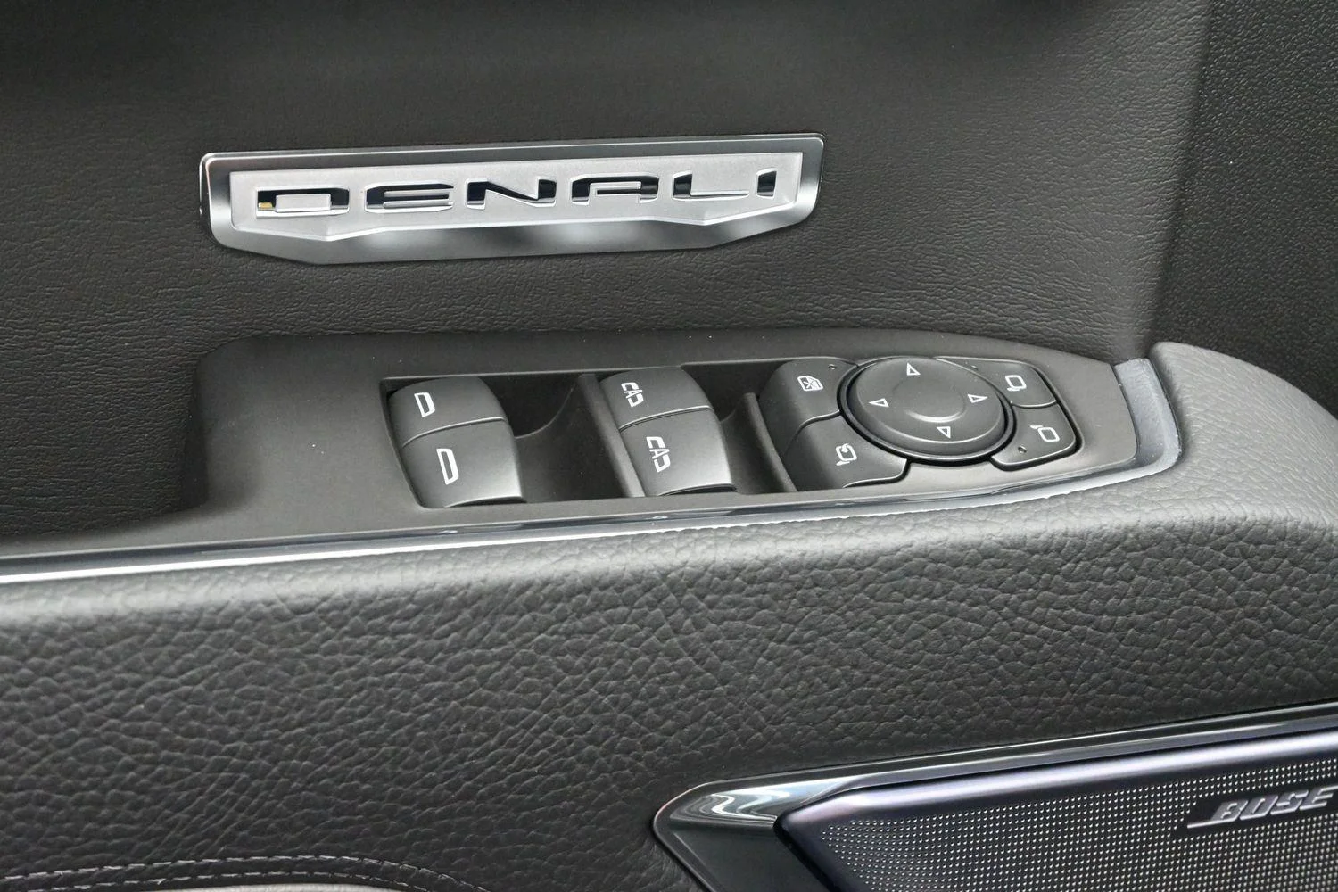 Used 2025 Onyx Black GMC Denali image 12