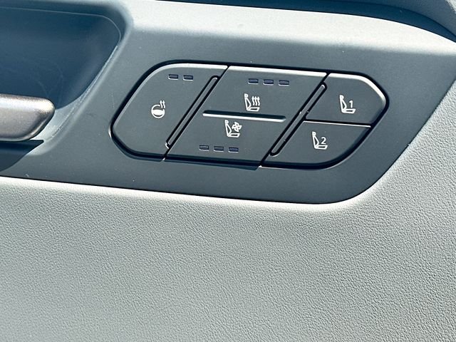 New 2026 Glacial White Kia Wind AWD image 21