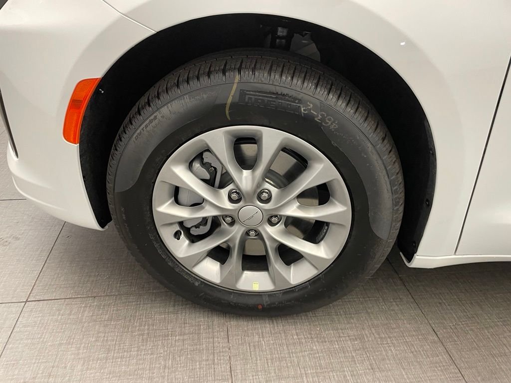 New 2027 Bright White Clear-Coat Exterior Paint Chrysler Select image 8