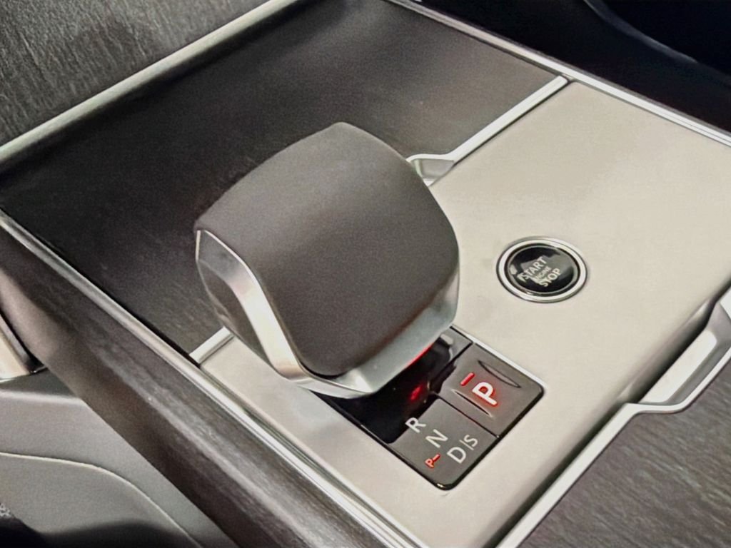 New 2026 Carpathian Grey Land Rover SE 7 Seats image 17
