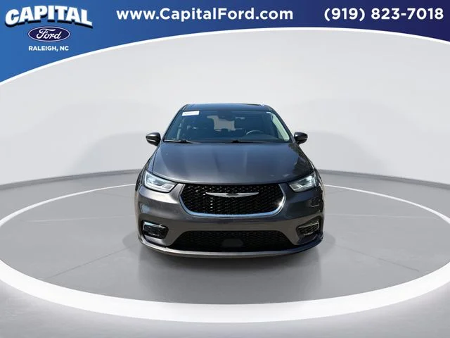Used 2023 Gray Chrysler Touring L image 3