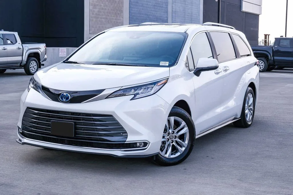 2021 Toyota Sienna Limited 7-Passenger Hybrid AWD's photo