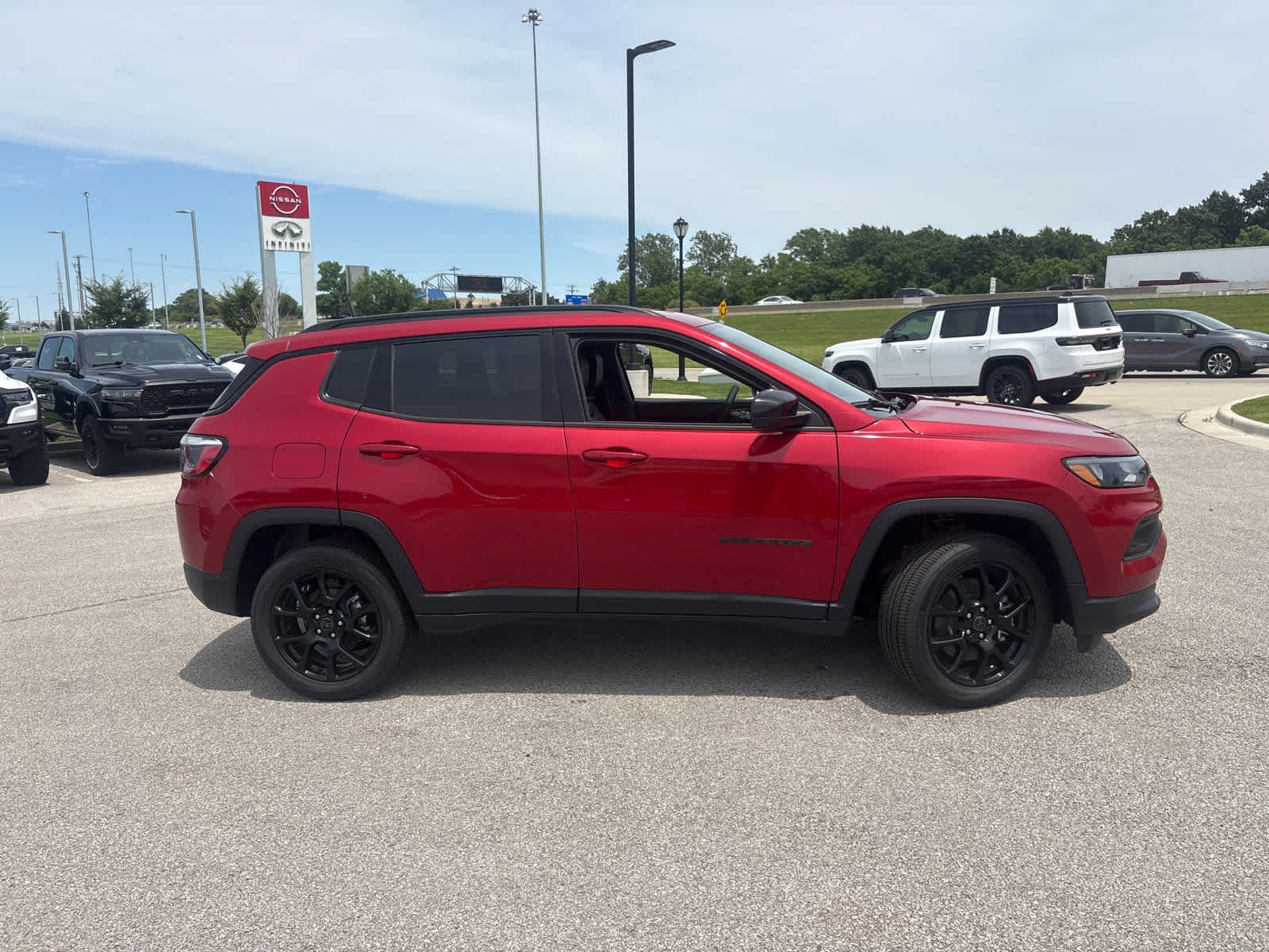 New 2026 Red Hot Pearl-Coat Exterior Paint Jeep Latitude image 10