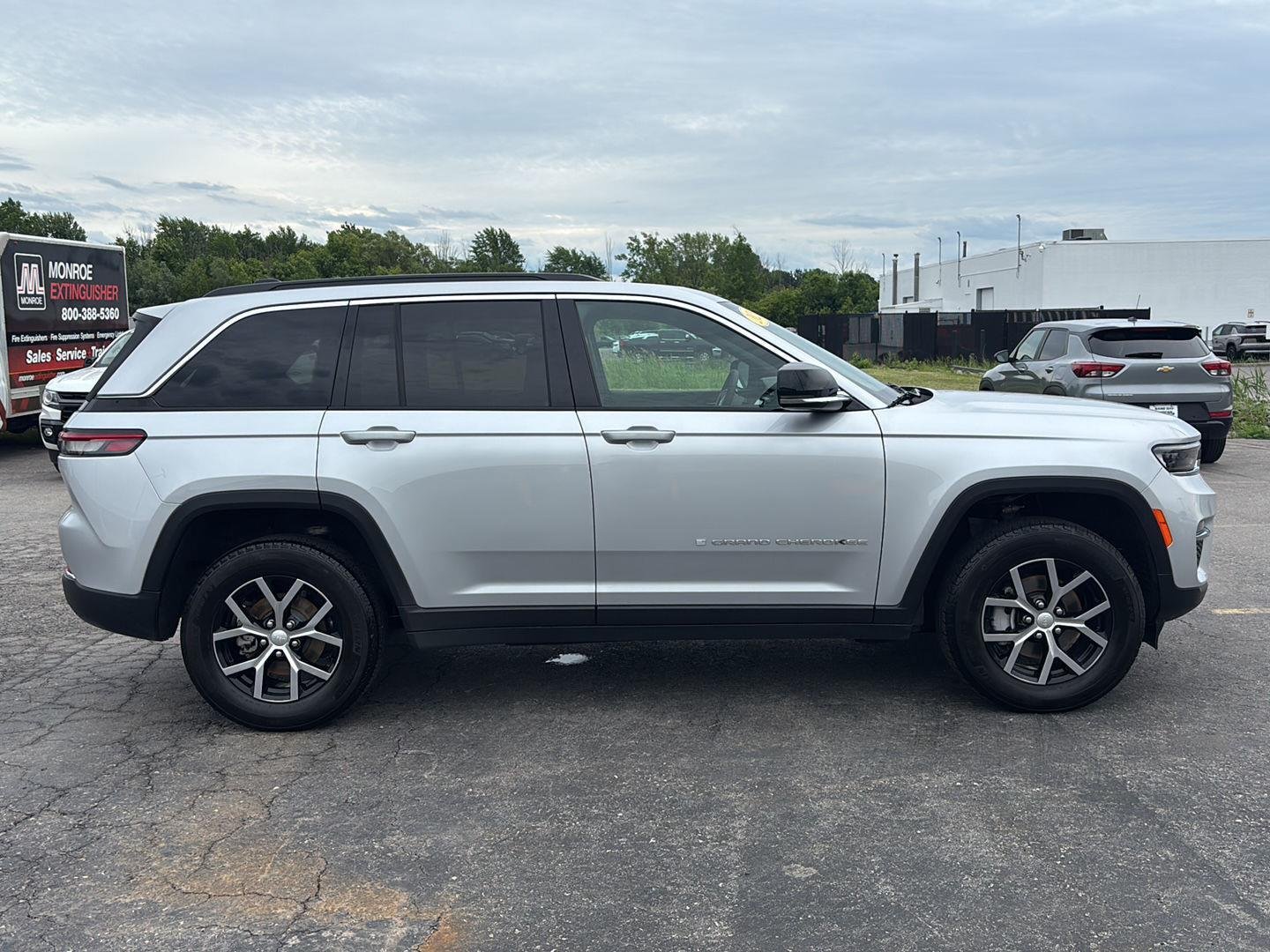 Used 2025 Silver Zynith Jeep Limited image 8
