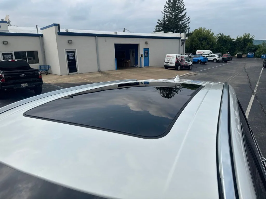 Used 2023 White Metallic Lincoln Standard image 47