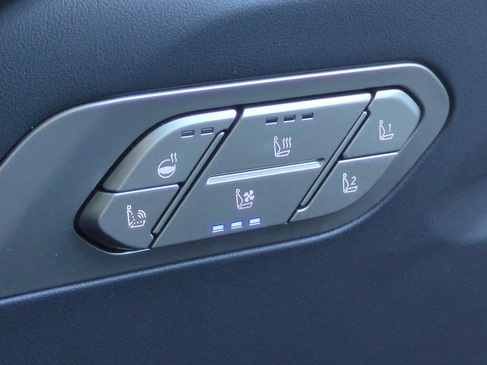 Used 2027 EBONY BLACK KIA  image 28